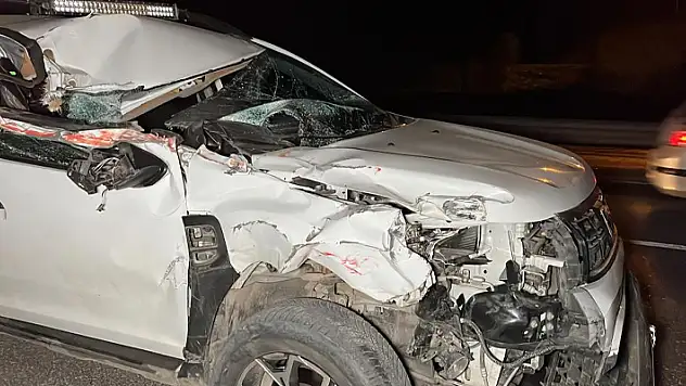 Düzce'de tıra çarpan cip hurdaya döndü: 2 yaralı
