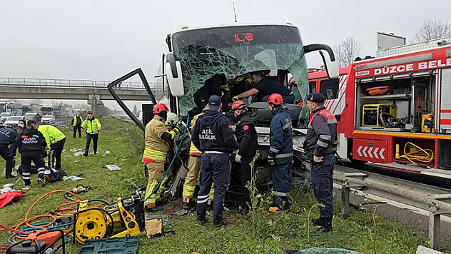 Düzce'de yolcu otobüsü, bariyerlere çarptı: 17 yaralı
