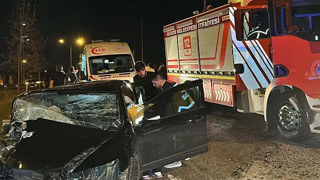 Düzce'de iki araç kafa kafaya çarpıştı: 2 ölü, 11 yaralı
