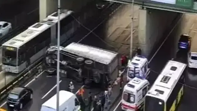 E-5'te kamyon devrildi! İstanbul istikametinde trafik tamamen durdu