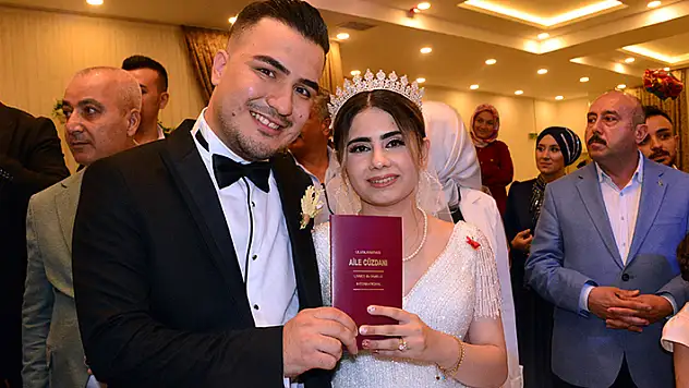 Ebrar Sitesi'nde sağ bacağını kaybeden Tuğçe, evlendi
