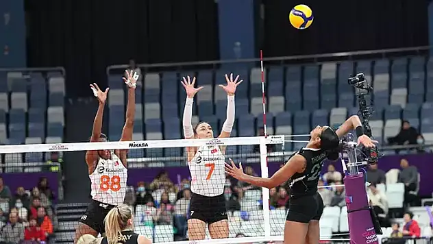 Eczacıbaşı Dynavit, VakıfBank'ı 3-2 yenerek şampiyon oldu

