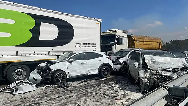 Edirne'de 12 aracın karıştığı zincirleme trafik kazasında 2 kişi öldü, 35 kişi yaralandı
