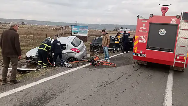 Edirne'de 2 otomobil çarpıştı: 2 ölü

