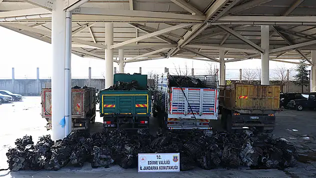 Edirne'de 25 milyon lira değerinde kaçak araç motoru ile yedek parça ele geçirildi

