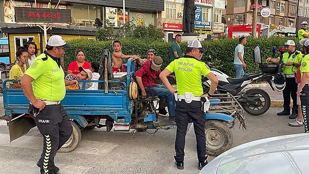 Edirne'de 9 kişinin üzerinde olduğu tarım aracı, polisin uygulamasına takıldı
