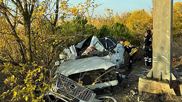 Edirne'de cip, yön levhasının direğine çarptı 2 ölü, 3 yaralı
