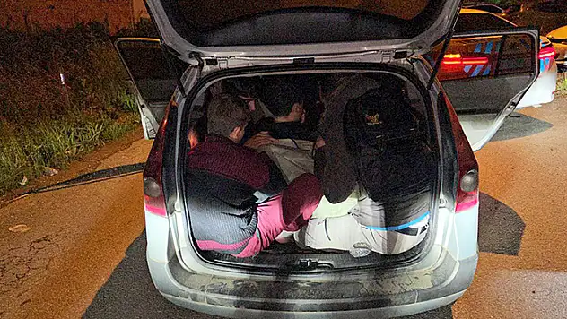 Edirne'de 'dur' ihtarına uymayan otomobilde balık istifi 14 kaçak göçmen yakalandı, 3 kişi kaçtı
