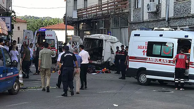 Edirne'de düzensiz göçmenleri taşıyan araç kaza yaptı: 10 ölü, 30 yaralı