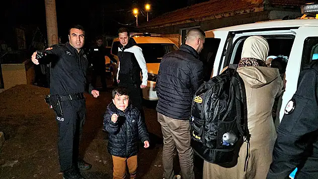 Edirne'de evde saklanan 16 kaçak göçmen yakalandı ev sahibi kadın gözaltında
