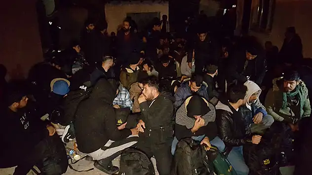 Edirne'de evin bahçesi ve içinde 100 kaçak göçmen yakalandı


