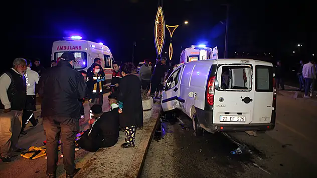 Edirne'de hafif ticari araç beton elektrik direğine çarptı, mahallenin elektriği kesildi: 4 yaralı
