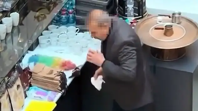 Edirne'de işletmecinin fincanları tükürerek temizlediği anlar, kamerada

