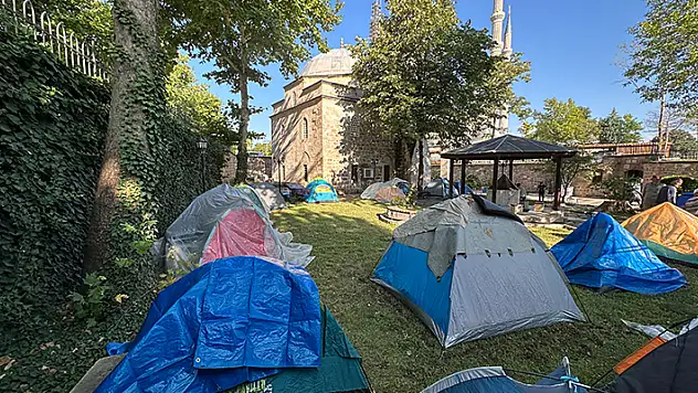 Edirne'de otellerde yer bulamayan güreşseverler, çadırlarda kaldı
