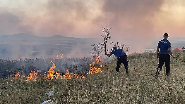 Edirne'de otluk alanda yangın polis ağaç dallarıyla müdahale etti 
