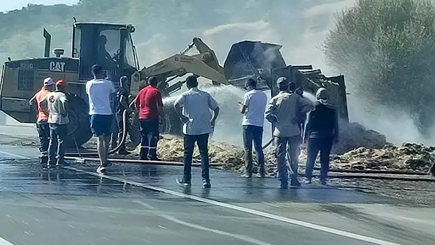 Edirne'de, seyir halindeki traktöre bağlı 2 römork ve üzerindeki saman balyaları yandı 
