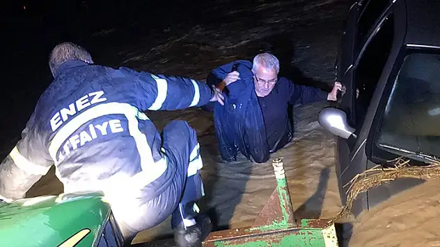 Edirne'de şiddetli yağış nedeniyle araçlarında ve evlerinde mahsur kalanlar kurtarıldı

