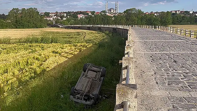 Edirne'de tarihi köprüden tarlaya düşen hafif ticari aracın şoförü 308 promil alkollü çıktı
