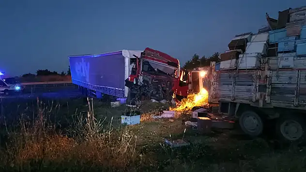 Edirne'de tır, park halindeki 2 kamyonete çarptı: 4 ölü, 1 yaralı

