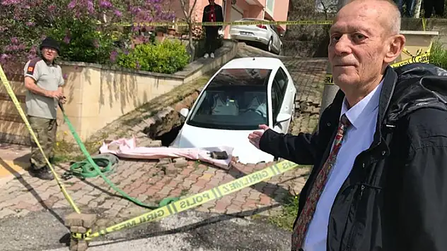 Edirne'de yol çöktü, otomobil oluşan çukura düştü
