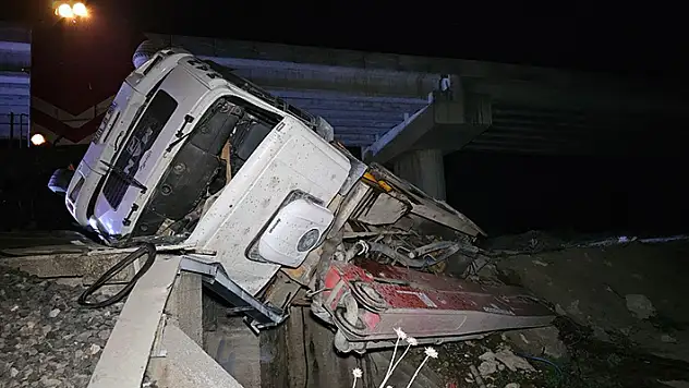 Edirne'de yolcu treni kamyona çarptı faciadan dönüldü

