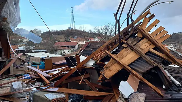 Edirne ve Tekirdağ'da kuvvetli rüzgar çatılar uçtu

