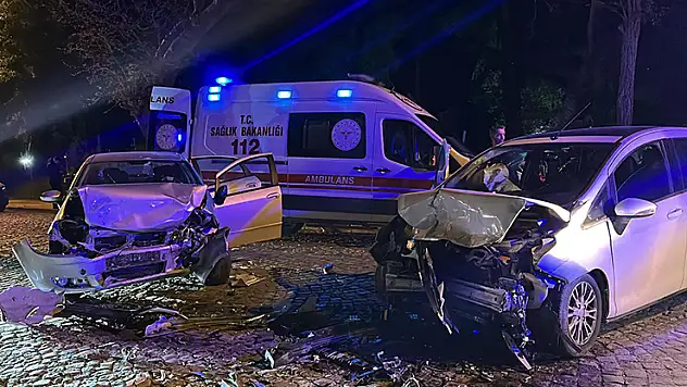 Edirne'de 2 otomobil kafa kafaya çarpıştı: 4 yaralı