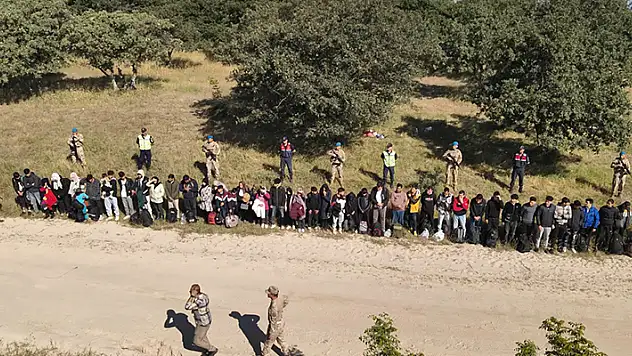 Edirne'de 69 kaçak göçmen, 1 organizatör ve 1 terör şüphelisi yakalandı
