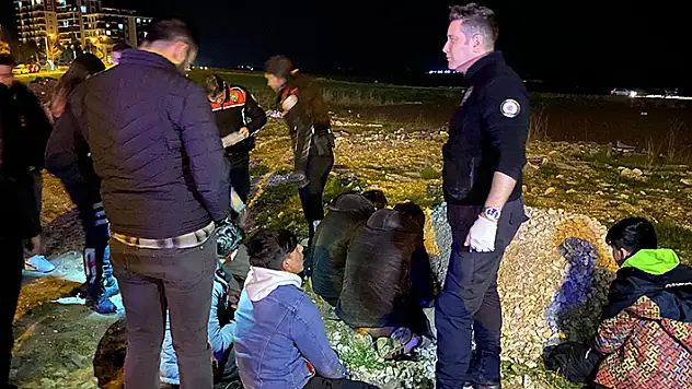 Edirne'de 'dur' ihtarından kaçan hafif ticari araçta 7 kaçak göçmen yakalandı
