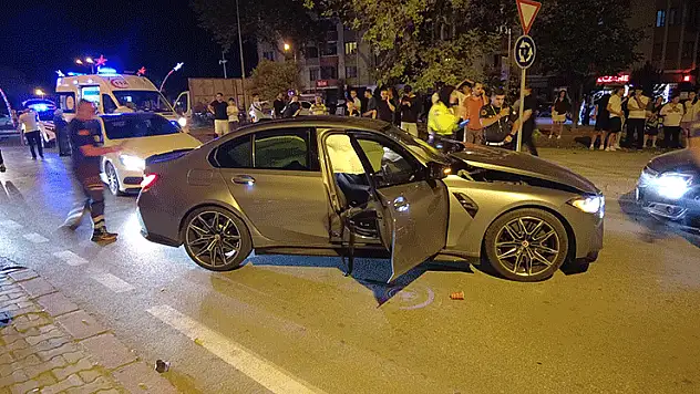 Edirne'de iki otomobil çarpıştı: 3 yaralı