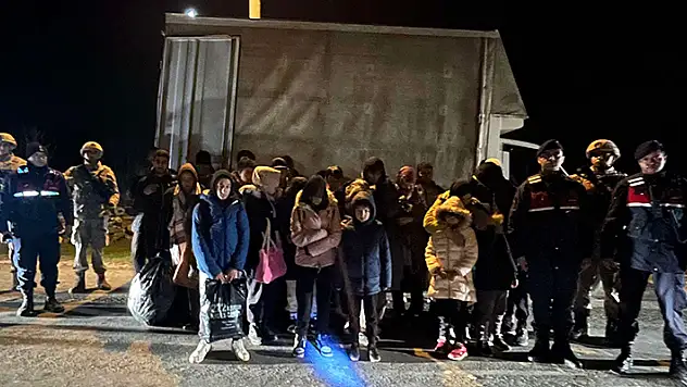 Edirne'de, kamyonette 29 kaçak yakalandı

