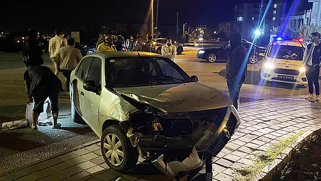 Edirne'de otomobille hafif ticari araç çarpıştı: 3 yaralı

