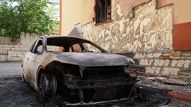 Edirne'de park halindeki iki otomobil alev alev yandı