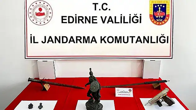 Edirne'de tarihi eser operasyonu asker figürlü heykel, madalyon ve kılıçlar ele geçirildi
