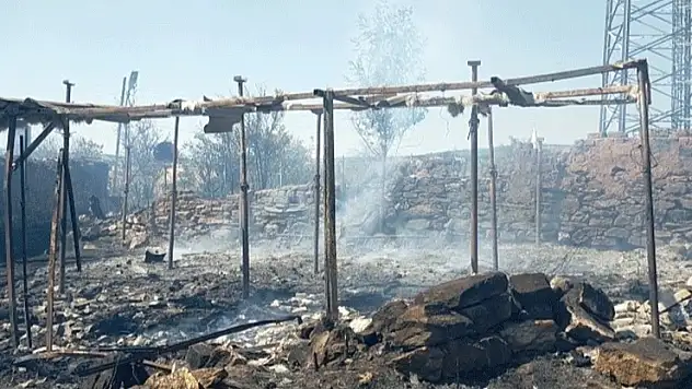 Edirne'de tarla yangını evlere sıçradı: 3 ev küle döndü