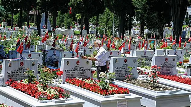 Edirnekapı Şehitliği'nde Babalar Günü hüznü