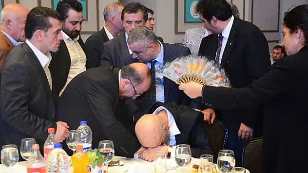 Efsane teknik direktör yemekte fenalaştı