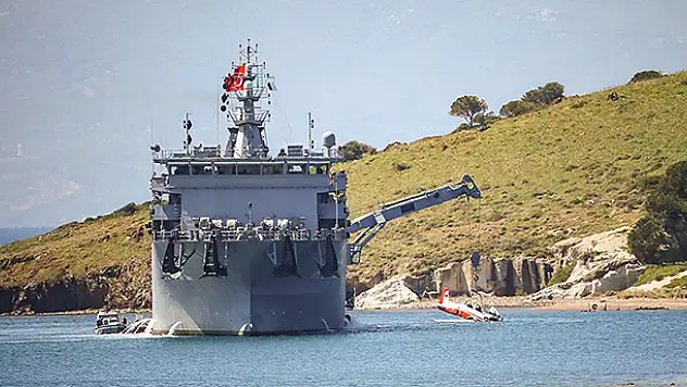 Ege'de denize düşen eğitim uçağının enkazı çıkarıldı