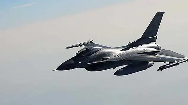 Ege'de Türk jetlerine taciz