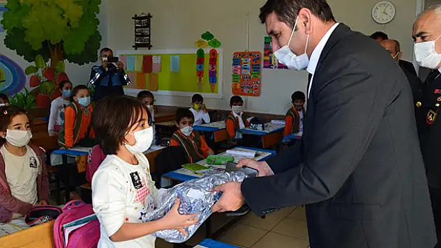 Ege Özel Çocuklar Vakfı'ndan Hüyüklü çocuklara kıyafet desteği