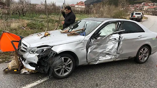 Eğirdir'de kontrolden çıkan Konya plakalı otomobil meyve tezgahına daldı