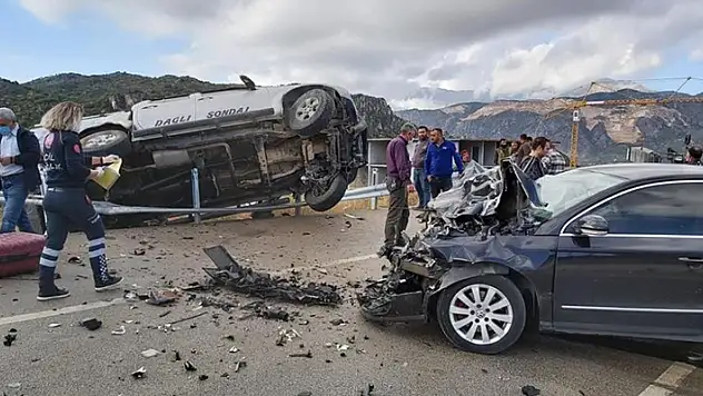 Eğirdir- Konya yolu üzerinde kaza: Ticari araç, bariyerlerde asılı kaldı