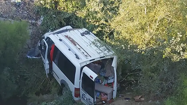 Eğirdir - Konya yolunda araç kanala uçtu: 2 ölü, 6 yaralı