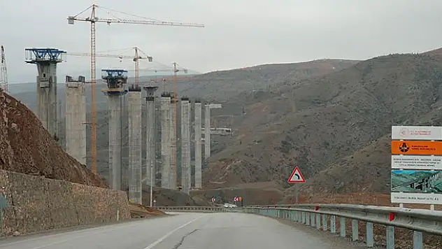 Eğiste Viyadüğü'nde çalışmalar aralıksız sürüyor