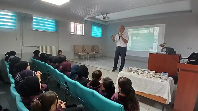 Eğitimci Yazar Ali Erkan Kavaklı, Müslüme - Ali Yaman İmam Hatip Ortaokulunda öğrencilerle buluştu