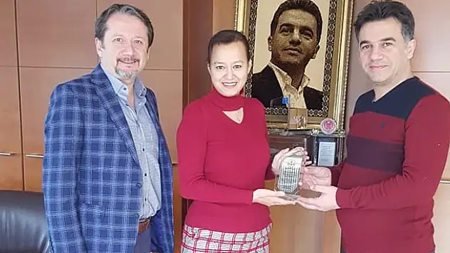 Eğitime katkıya  plaketli teşekkür