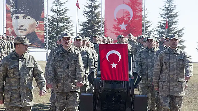 Eğitimini tamamlayan askerler yemin etti