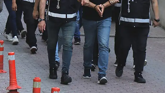 Ehliyet sınavına 'düzenek'le aday yerleştiren suç örgütü hakkında 270 gözaltı kararı
