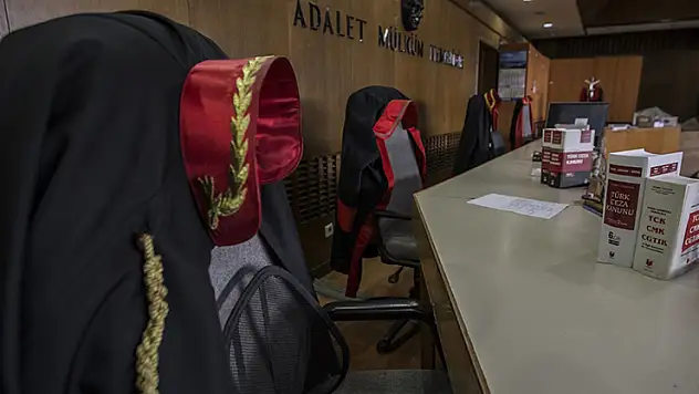 Ehliyet sınavında düzenek kullanarak kopya çeken 49 yaşındaki kadının 4 yıla kadar hapsi istendi