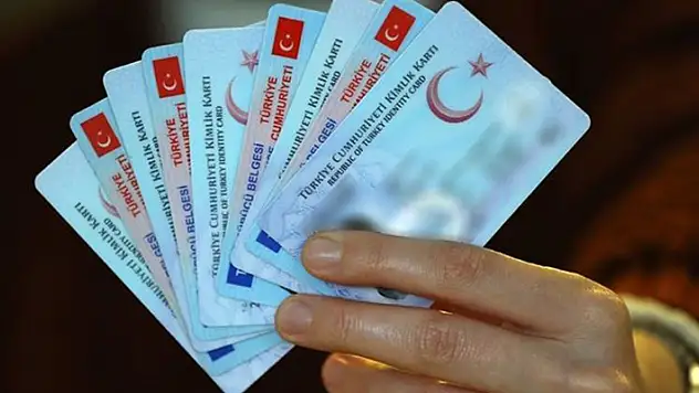Ehliyet ve kimlik için başvuru için ücret ödenecek mi?
